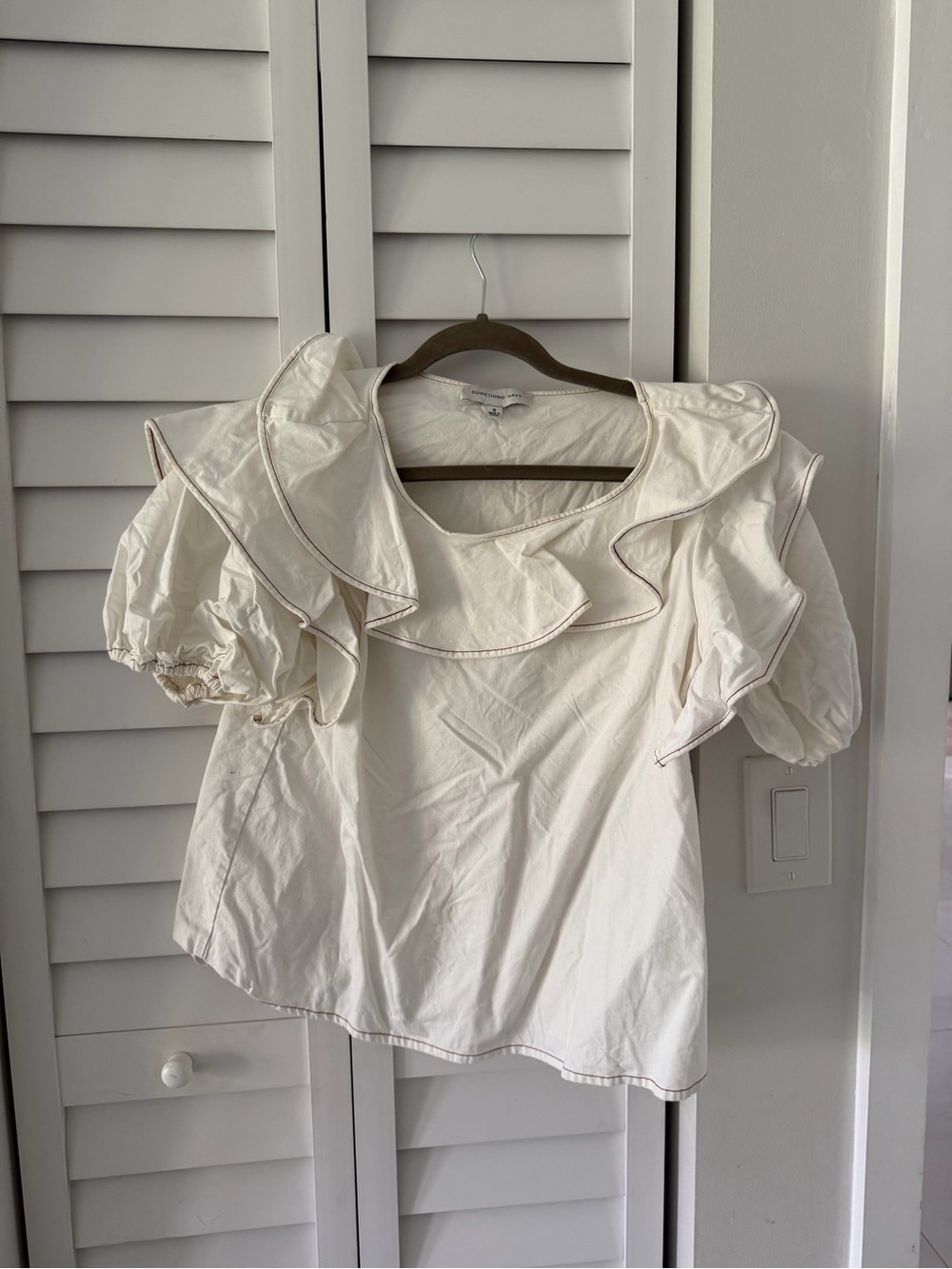 Something Navy Women’s Cream Ruffled Puff-Sleeve Top